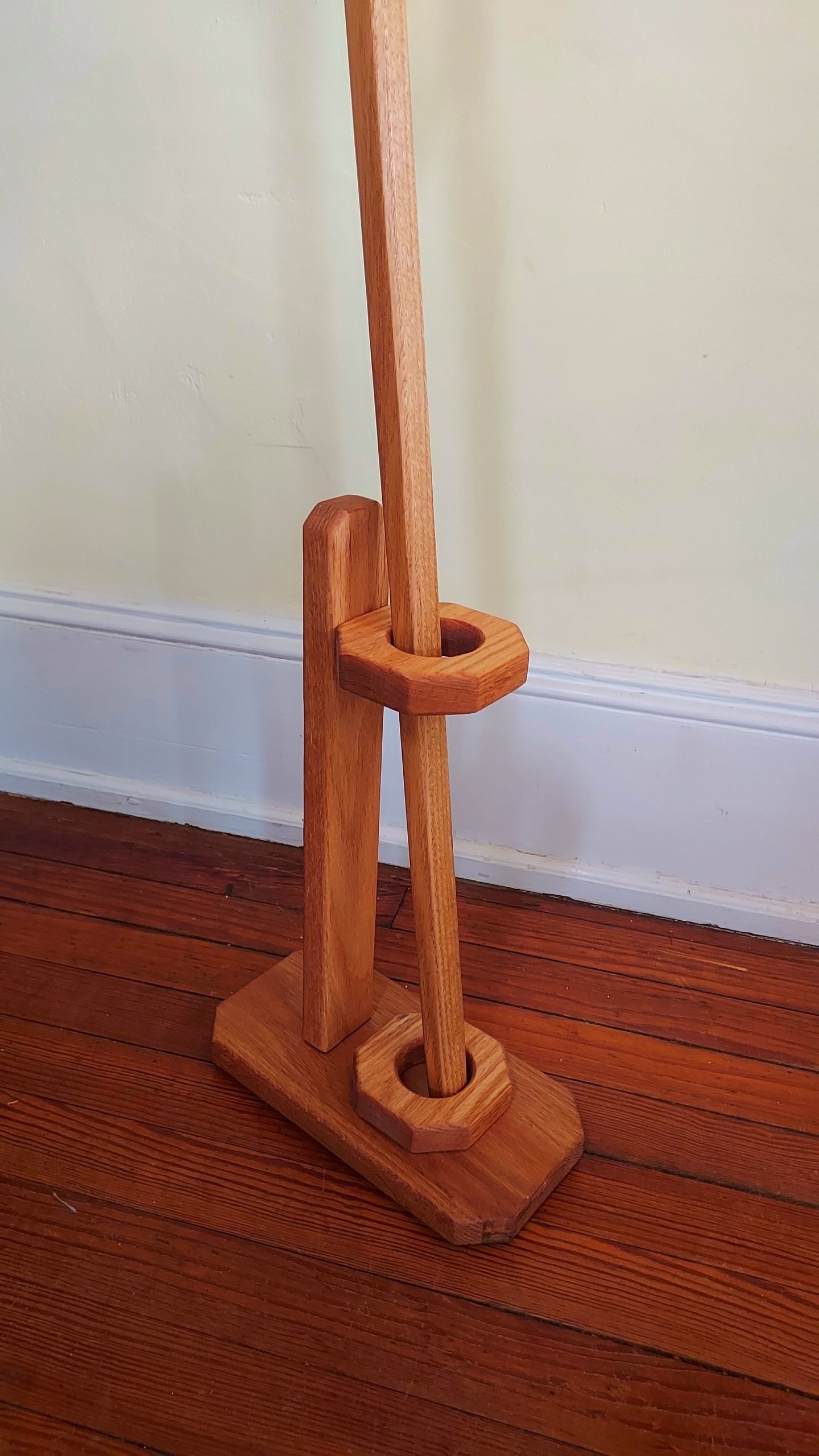 Walking Stick - LOKI - 51" Red Oak - Brown Crocodile grip, with custom Display Stand - Image 4